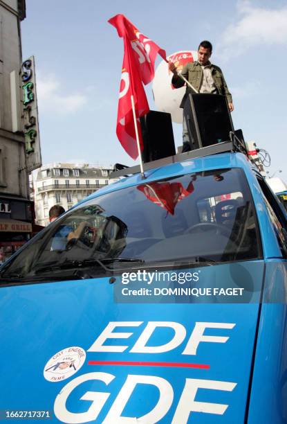 Des salariés d'Electricité de France et de Gaz de France défilent aux côtés de plusieurs centaines de manifestants, le 14 octobre 2006 à Paris, dans...