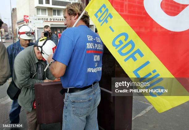 Des employés d'EDF-GDF coupent l'alimentation électrique des feux tricolores d'un carrefour, le 14 octobre 2006 à Lille, lors d'une manifestation qui...