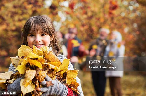 girl playing 、秋の葉の公園 - 子供のみ ストックフォトと画像