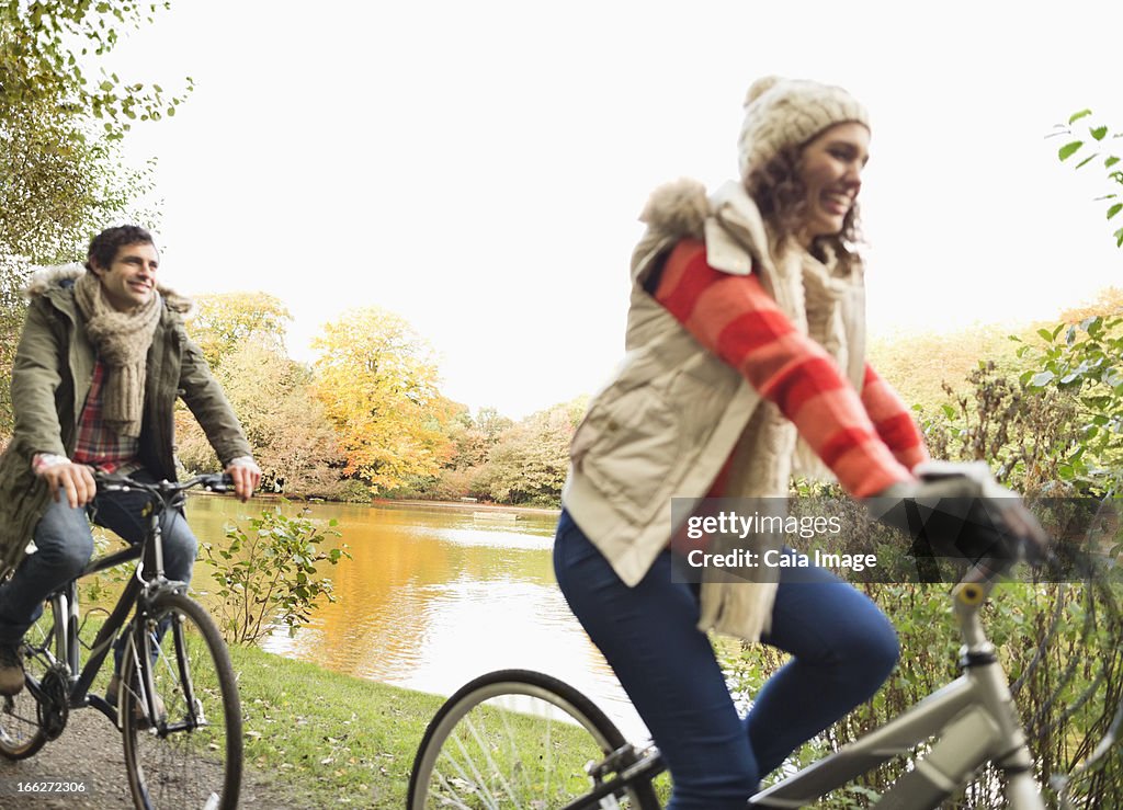 自転車公園にいるカップル