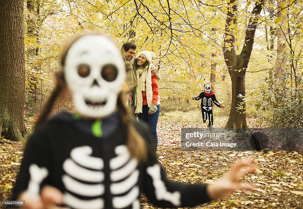 Crianças brincando no parque de costumes Esqueleto