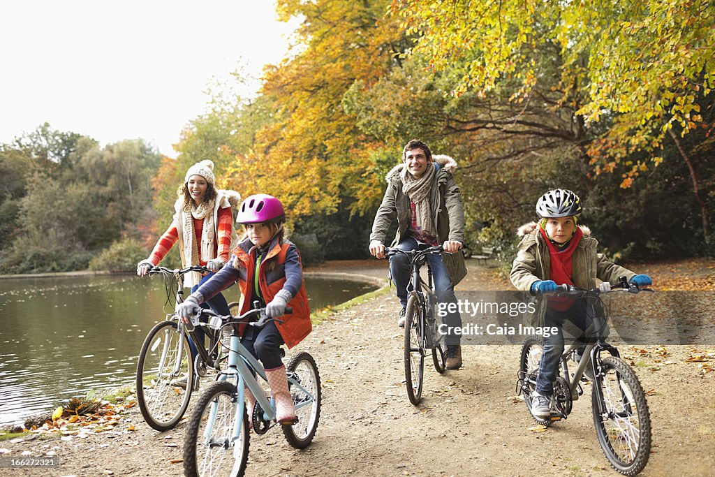 Famiglia biciclette equitazione nel parco