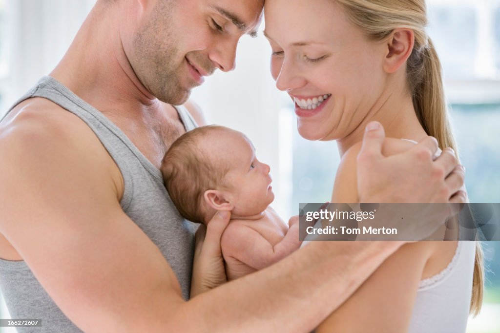 Eltern mit Neugeborenen baby zu entdecken