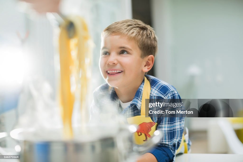 Menino sorridente na cozinha