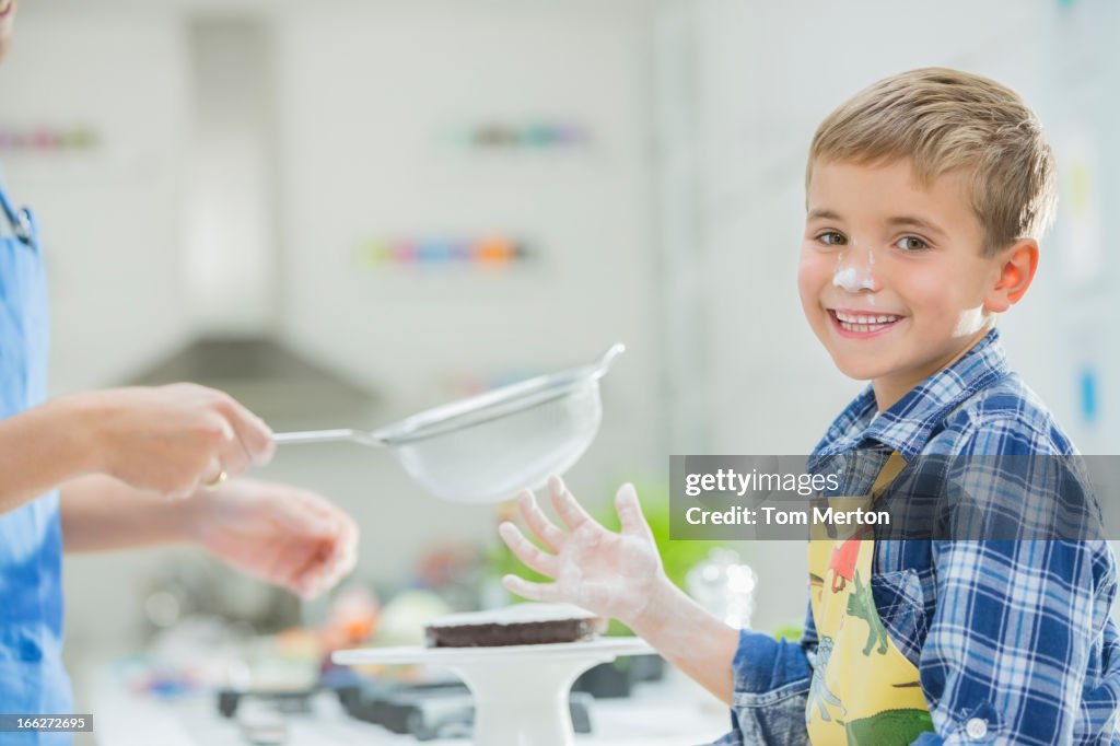 Padre e figlio di cottura in cucina