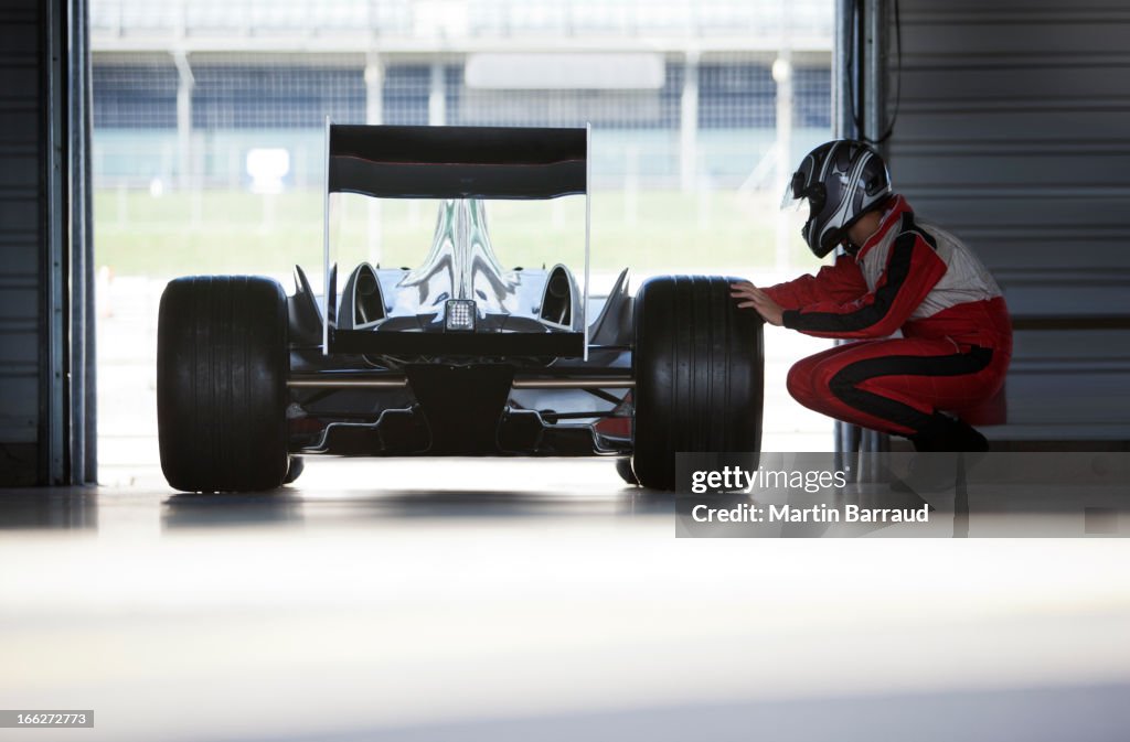 Racer trabalhar no carro na garagem