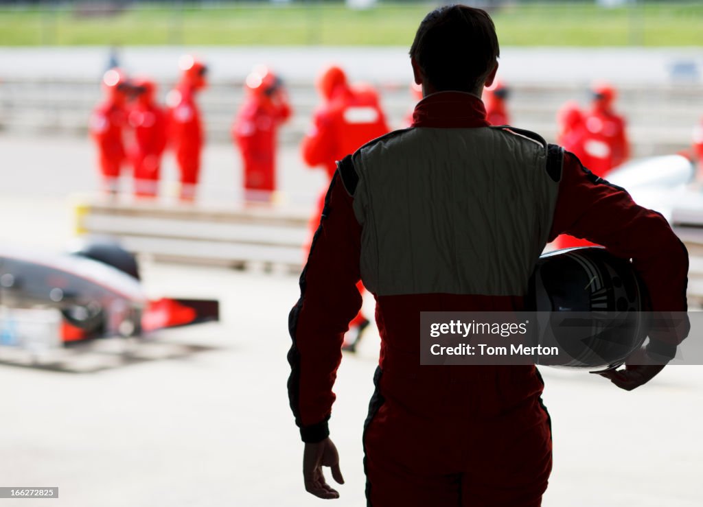 Racer porter un casque sur le banc de touche