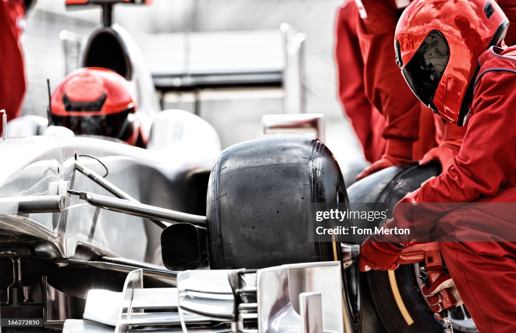 Racing team arbeiten im pit stop