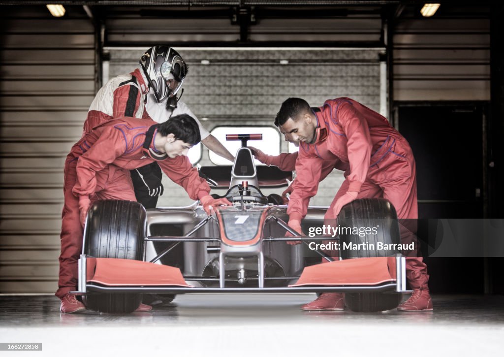 Racing equipo trabajando en el garaje