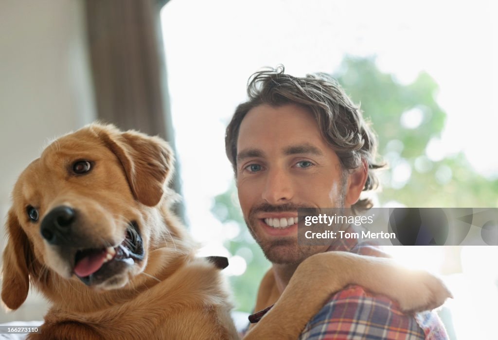 Homme souriant chien interactif à l'intérieur