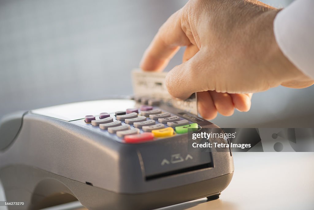 USA, New Jersey, Jersey City, Hand paying with credit card