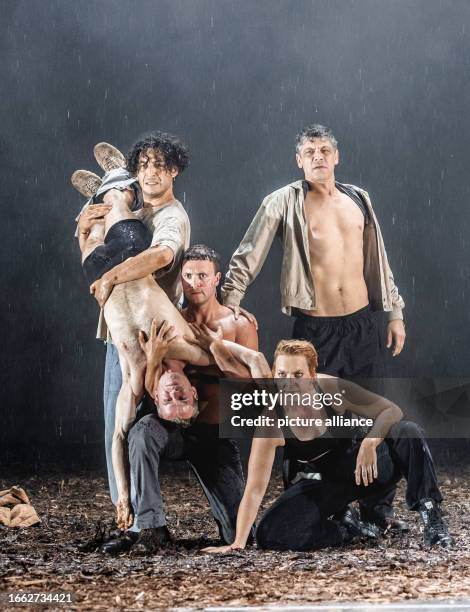 September 2023, Hamburg: Actors Mehmet Atesçi , Kristof Van Boven, Maximilian Scheidt, Lina Beckmann and Carlo Ljubek perform at the photo rehearsal...