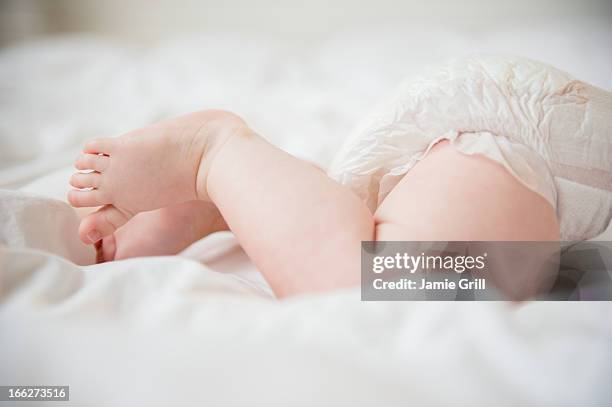 usa, new jersey, jersey city, legs of baby boy (2-5 months) - baby windel stock-fotos und bilder