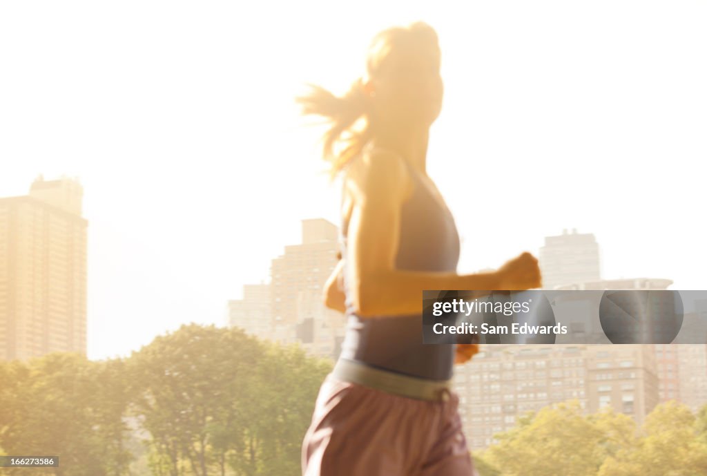 Mulher correr em Parque urbano