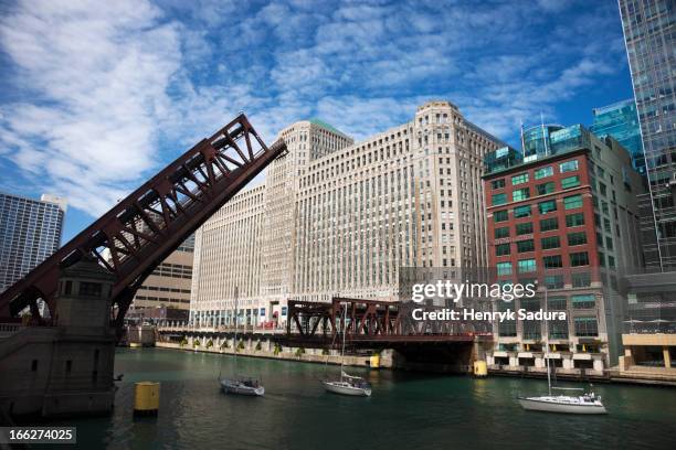 usa, illinois, chicago, bascule bridge - zugbrücke stock-fotos und bilder