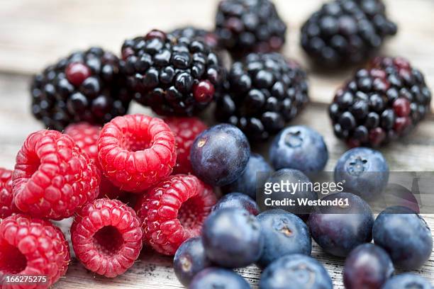 fresh berries - summer fruits stock-fotos und bilder