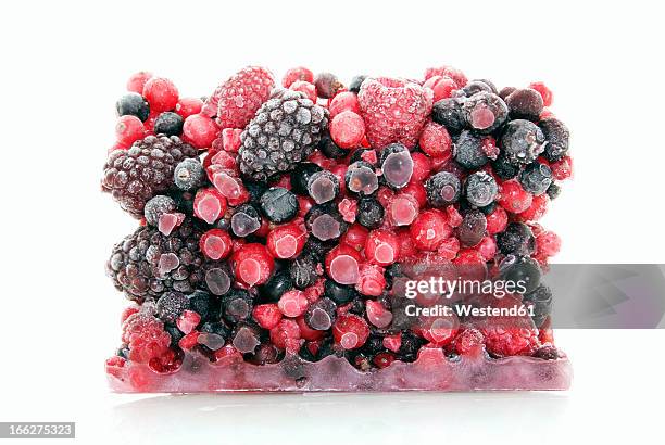 frozen berries - freezing stock-fotos und bilder