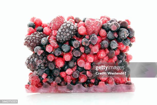 frozen berries - comida congelada fotografías e imágenes de stock