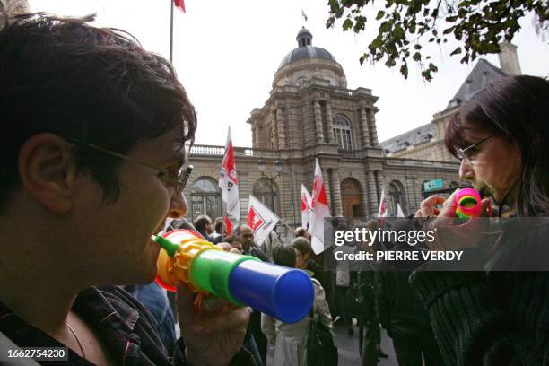 Des personnels de la Banque de France sont rassemblés devant le Sénat, le 17 octobre 2006 à Paris, à l'appel de la CGT, SIC, SNABF Solidaires, à...