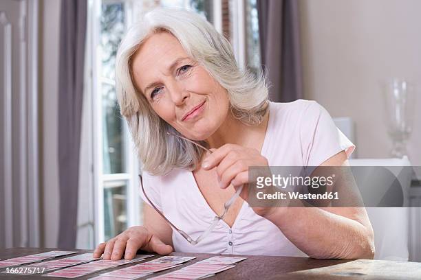 senior woman playing solitaire, portrait - solitaire fotografías e imágenes de stock