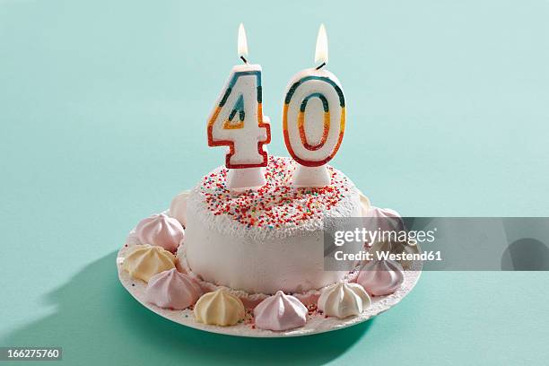 birthday cake with burning candles - zahl 40 stock-fotos und bilder