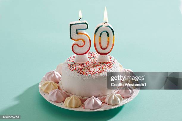 birthday cake with burning candles - zahl 50 stock-fotos und bilder