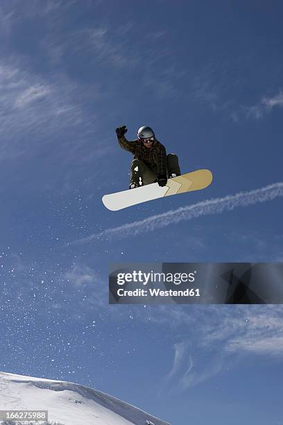 italy, matterhorn, cervinia, snowboarder jumping - freestyle snowboarding fotografías e imágenes de stock