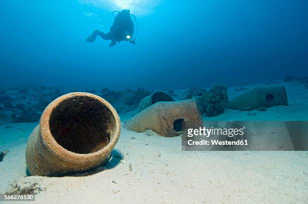 egypt, red sea, scuba diver and amphoras on ocean bed - anfora fotografías e imágenes de stock