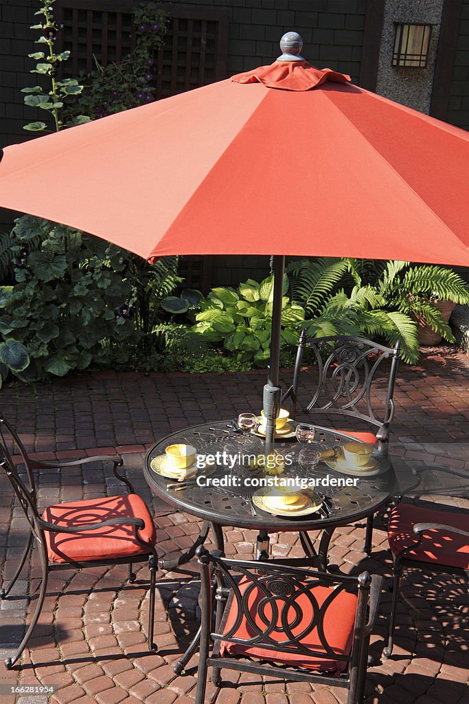 Été le déjeuner sur la terrasse du jardin