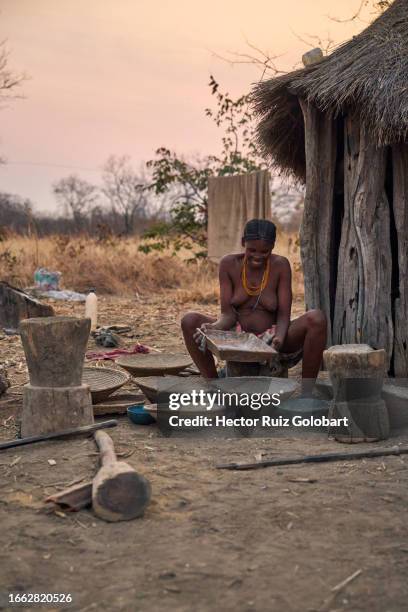 bushan woman grinding - khoisan woman stock-fotos und bilder