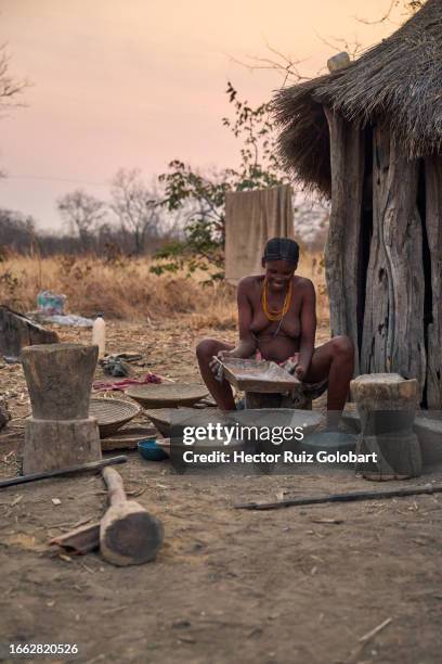 bushan woman grinding - khoisan woman stock pictures, royalty-free photos & images
