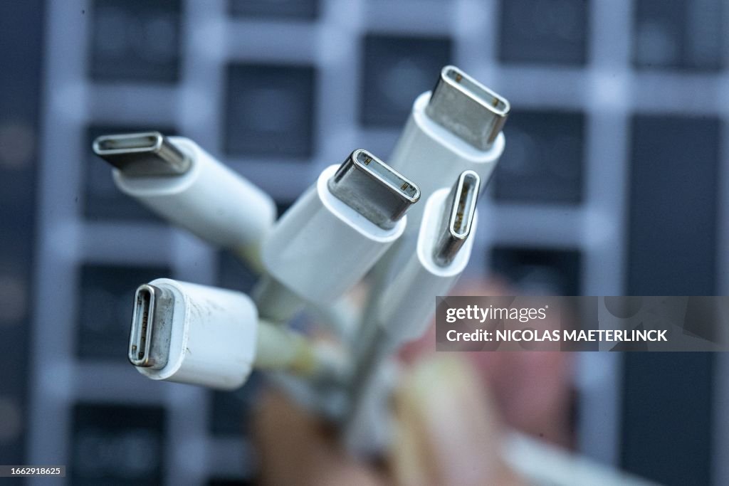 ILLUSTRATION ELECTRONIC DEVICE CABLES