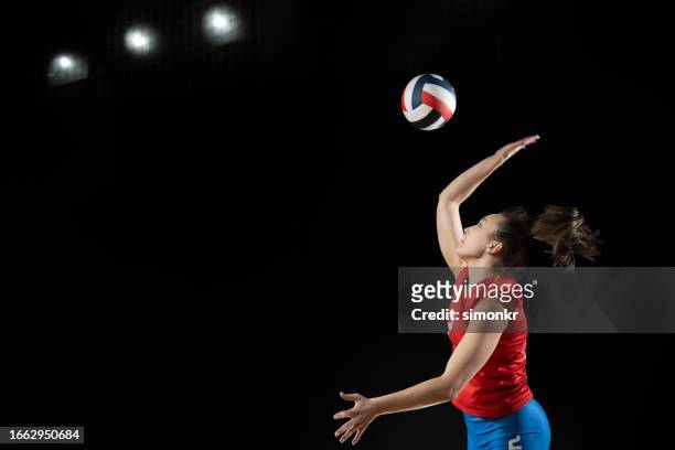 frau spießt volleyball in der luft - spiking stock-fotos und bilder
