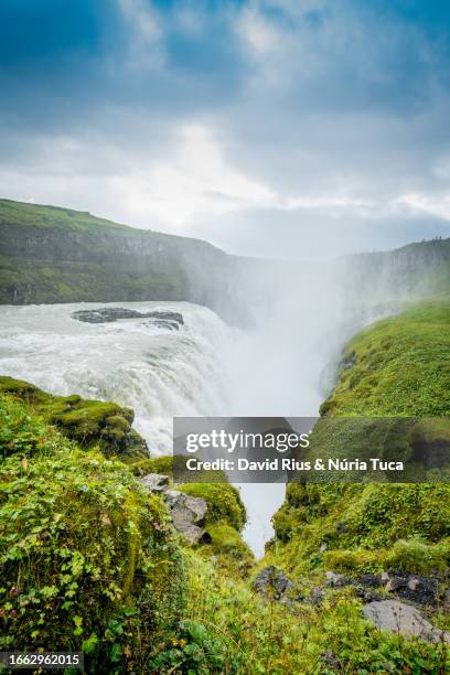 gullfoss waterfall in iceland - gullfoss falls stock-fotos und bilder