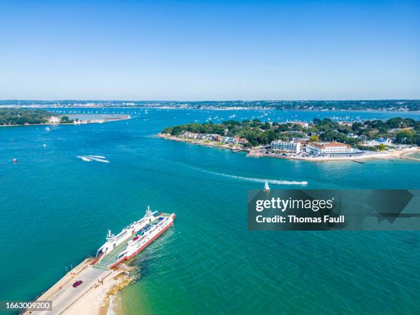 sandbanks chain ferry in poole harbour - sandbanks stockfoto's en -beelden