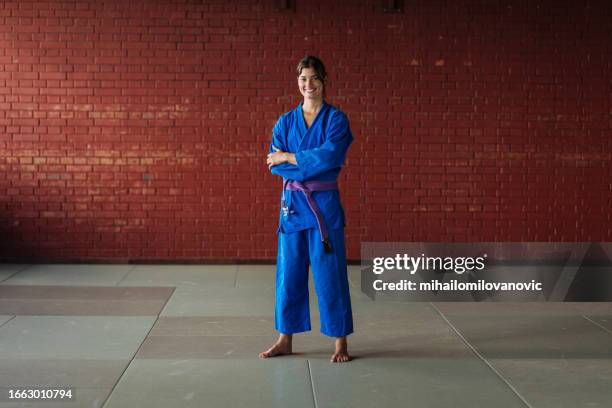 le bonheur avant l’entraînement - kimono photos et images de collection