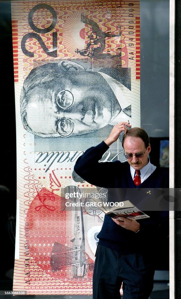 AUSTRALIA-FINANCE-DOLLAR