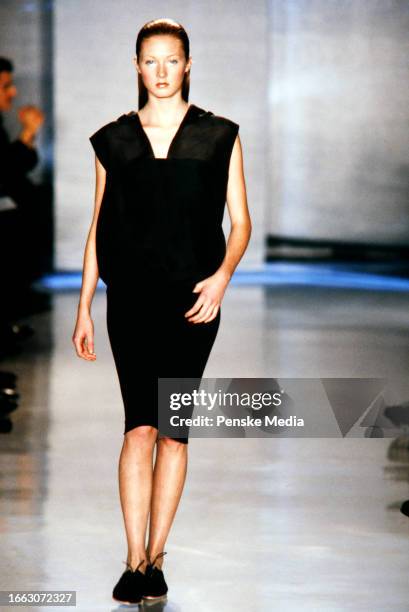 Donna Rizer Donna Karan Fashion Show 1998 Photos and Premium High Res Pictures ...