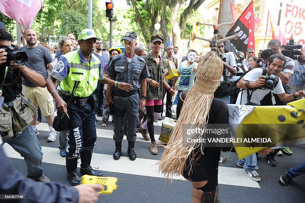 FBL-BRAZIL-WC2014-MARACANA-PROTEST-PRIVATIZACION