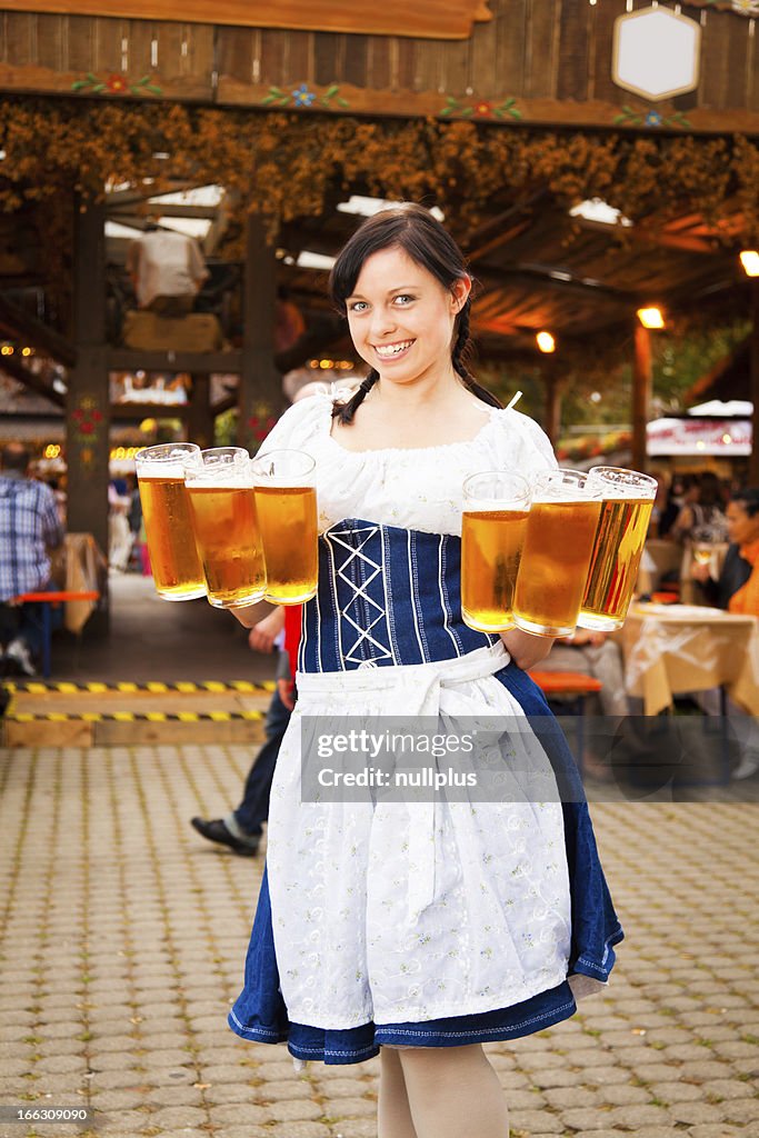 Junge Frau mit deutschen Bier