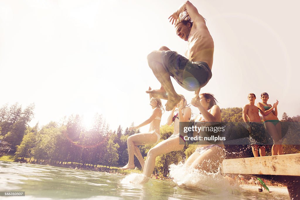 Amigos salto en el agua