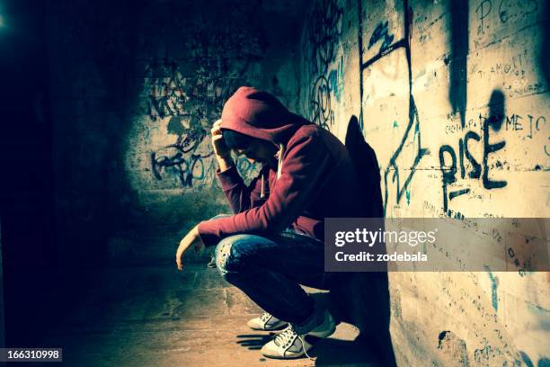 allein in the dark - drug addict stock-fotos und bilder