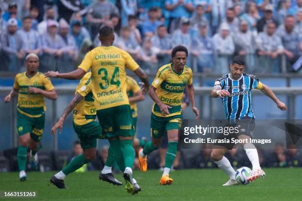 Luis Suárez of Gremio looks to pass the ball during Brasileirao Serie A match between Gremio and Cuiba at Arena do Gremio on September 3, 2023 in...
