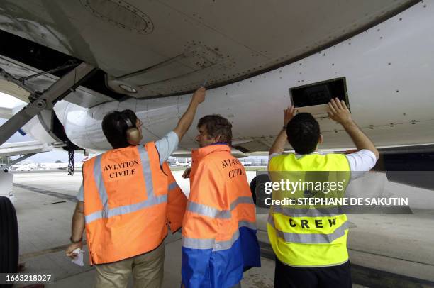 Thierry Le Verrier et Bernard Chassagnon , contrôleurs techniques d'exploitation, employés de la Direction générale de l'aviation civile, constatent...