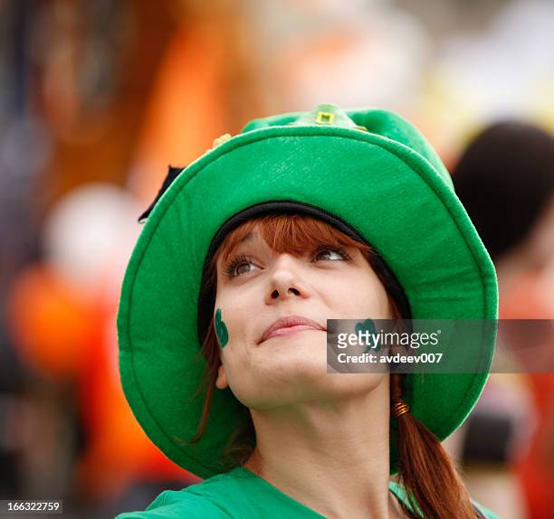 retrato de mujer feliz (saint patrick's day - green hat fotografías e imágenes de stock