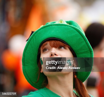 Portrait de femme heureuse de Saint Patrick Day Portrait de femme heureuse de Saint Patrick Day