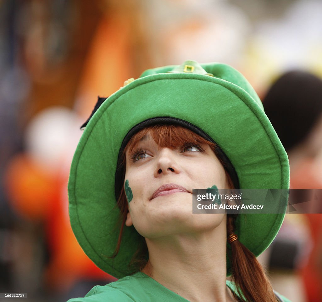 Retrato de mulher feliz (Saint Patrick dia