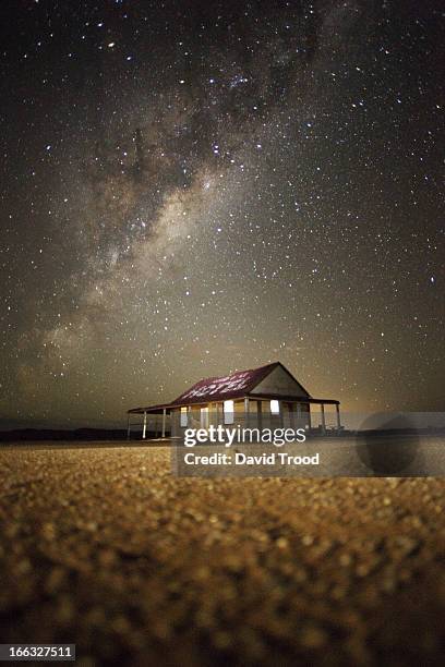 the milky way and an outback shed - creepy house at night stock-fotos und bilder