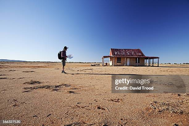 man in front of outback shed - bush australien photos et images de collection