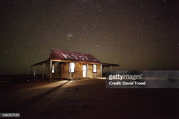 outback shed - creepy house at night stock-fotos und bilder